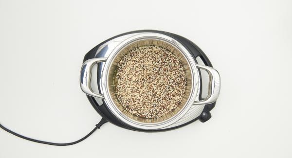 Mix quinoa and 500 ml broth in a pot, close with Secuquick softline. Set Navigenio at  "A", enter time adjustment "P" (= 20 seconds) in the Audiotherm, fit it in Visiotherm and turn it until the soft symbol appears.