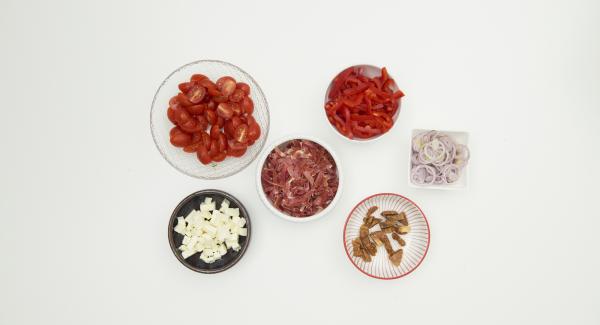 Peel the shallots and clean the peppers and tomatoes. Cut the shallots and peppers into fine rings. Halve the tomatoes. Cut ham into strips. Clean figs, halve and cut into slices. Cut feta into cubes.