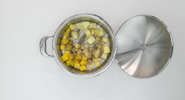 Cut the prepared fruit into cubes. Pour into pot, mix with vanilla sugar and lemon juice.