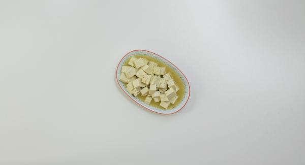 Cut tofu into approx. 1.5 cm cubes and marinate in broth for at least one hour.