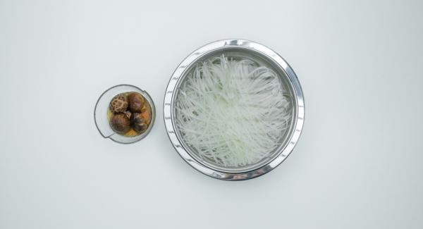 Soak rice noodles and mushrooms in water.