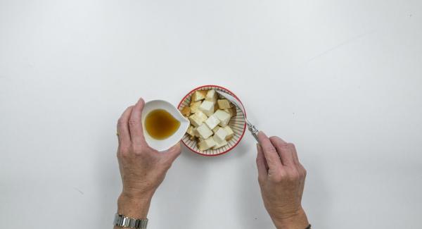 Drain the tofu well and catch the soy sauce. Mix tofu with sesame oil, roast in portions and remove.