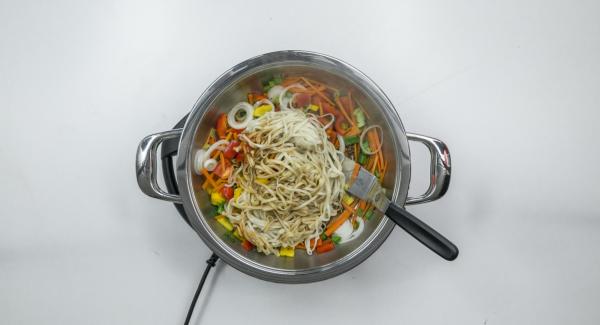 Add the prepared vegetables and roast while stirring. Stir in the noodles and mix everything with the soy sauce and chilli sauce.