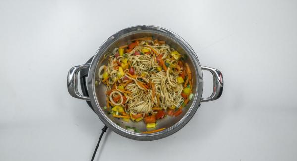 Add the prepared vegetables and roast while stirring. Stir in the noodles and mix everything with the soy sauce and chilli sauce.