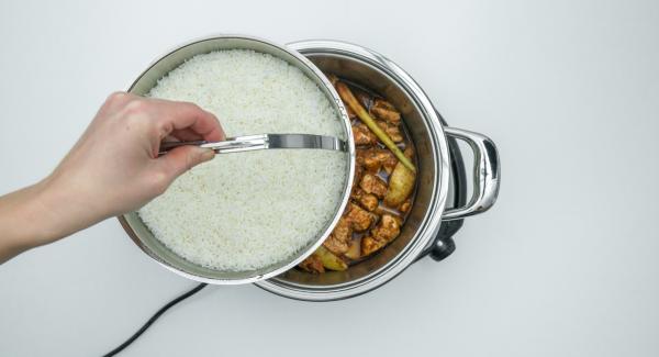 At the end of the cooking time, remove the Softiera bowl and refine the chicken ragout with coconut milk and season to taste.