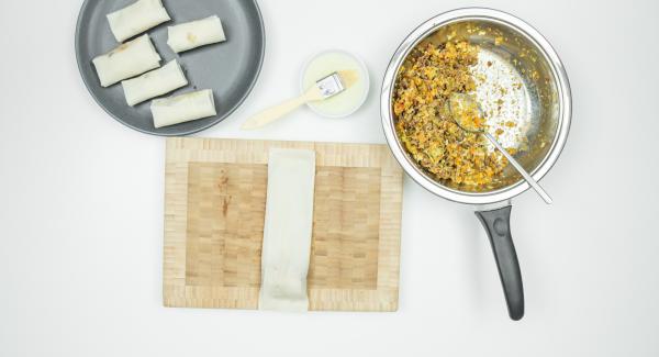 Spread out the dough sheets on the work surface, if necessary cut into rectangles. Brush the edges quickly with egg white, put a tablespoon of filling on each and wrap quickly into small spring rolls.