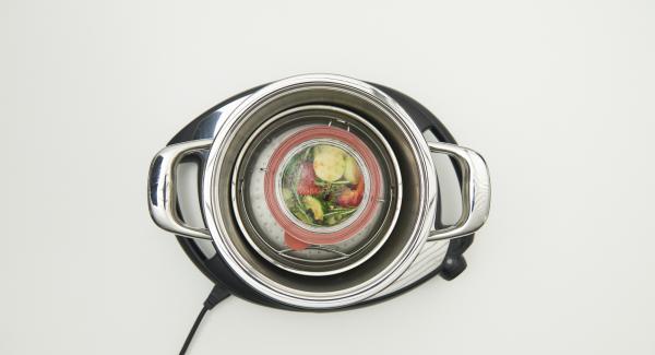 Place 200 ml of water in a pot, place the glass with the Softiera insert in it, place the EasyQuick with sealing ring 20 cm on top. Place on Navigenio, set it at  "A". Enter 30 minutes cooking time in the Audiotherm and cook in the steam area.