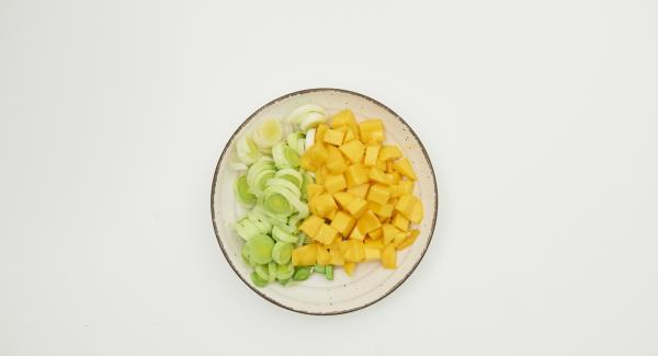 Clean the leeks and cut into rings. Peel the mangos, cut the flesh from the stone and cut into cubes.