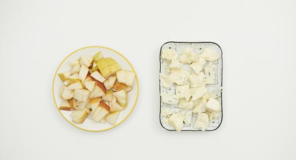 Peel onion and chop finely in Quick Cut. Clean the pear and cut into cubes. Cut the gorgonzola into small pieces.