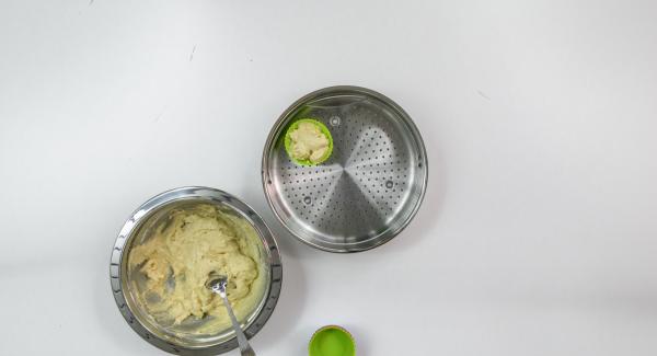 Dab the pineapple a little with kitchen paper and dice it small. Cut the chocolate into small cubes and fold both into the dough. Divide the dough into muffin moulds (approx. 50 ml each) and place in the Softiera insert.