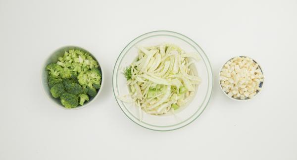 Clean broccoli and divide into florets, dice broccoli stems. Peel the celery and cut into fine cubes. Clean the fennel and cut into strips.
