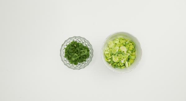 In the meantime, clean the leeks and cut into fine strips. Pluck and chop the parsley leaves.