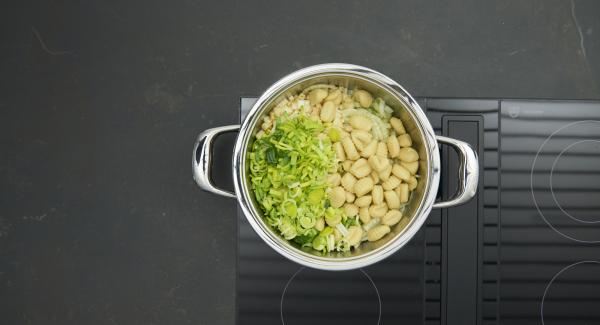Add the gnocchi, vegetable broth and leek into the pot and boil up. Season with salt, pepper and nutmeg. Add the parsley.
