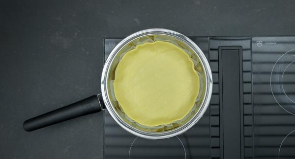 Place pastry base with the baking paper in the HotPan Prime 24 cm, pierce with a fork closely. 
Place on stove and set at highest level, place Navigenio overhead, set at high level. While the Navigenio flashes red/blue, enter 3 minutes (with induction approx. 2 minutes) in the Audiotherm and pre-bake.