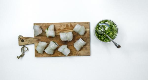 Smear a little pesto on the fish fillets and roll up with a cocktail tomato each, fixing them with toothpicks. Place one halve of fish rolls in a Softiera insert 24 cm and other halve in Combi sieve insert.