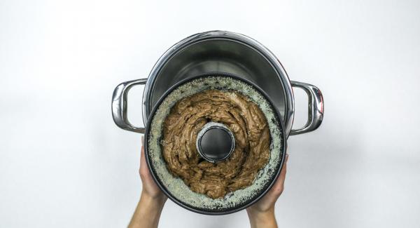 Pour the dough into a greased and breadcrumbed cake tin (approx. 20 cm Ø). Place it in the pot.