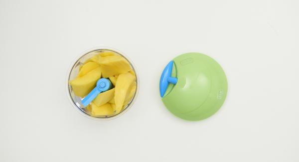 Peel the mangos, cut the fruit (approx. 500 g in total) from the stone, chop finely in the Quick Cut and put into the pot.