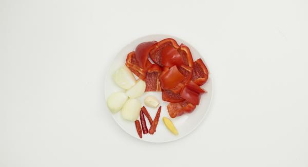 Clean the bell peppers and chilli, peel the onion, garlic and ginger and chop them finely.