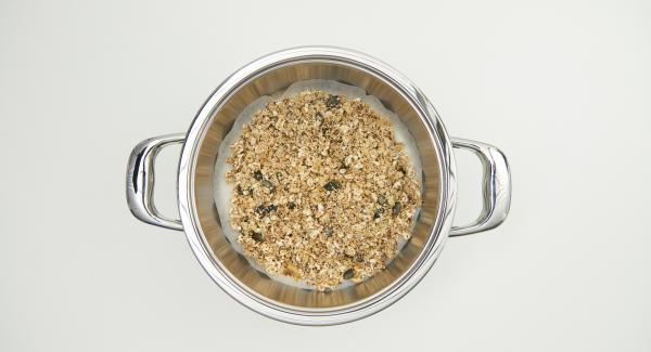 As soon as the Audiotherm beeps on reaching the roasting window, put in baking paper, spread the granola mixture on it and place the pot into the inverted lid.
