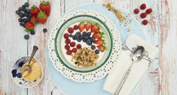 Arrange the mixed yoghurt on the berries together with the crispy muesli.