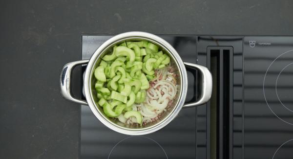 As soon as the Audiotherm beeps on reaching the roasting window, set at low level and fry the bacon cubes. Add the onions and fry briefly. Add the cucumbers and season with salt and pepper.