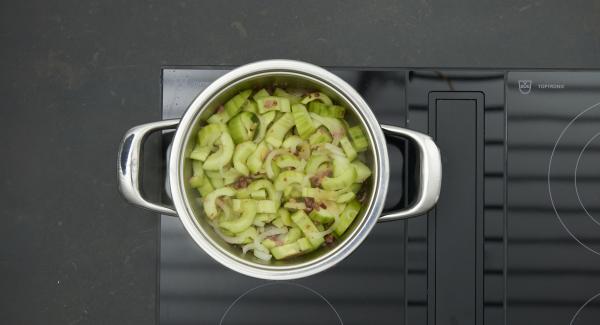 Stir the sour cream, dill and tomato cubes into the cucumber vegetables and season to taste with salt, pepper and white wine vinegar.