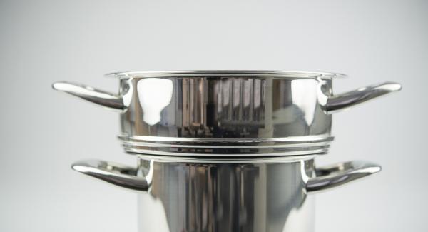 Place combi sieve insert on pot and place EasyQuick with sealing ring 24 cm on top.
