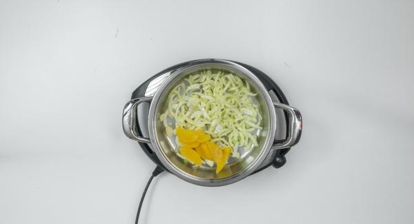 Clean fennel and cut in fine slices. Filet orange, squeeze out juice. Put everything in a pot.