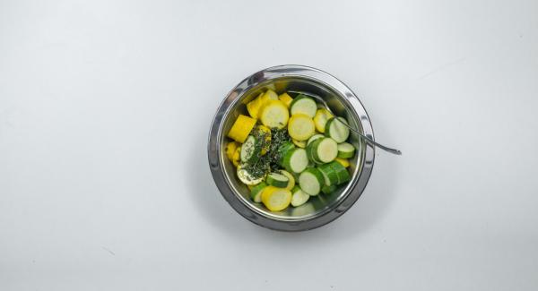 Wash zucchini and cut into slices. Pluck thyme and rosemary leaves and chop them finely. Mix zucchini slices, herbs, lemon juice, olive oil and pepper and marinate approx. 30 minutes.