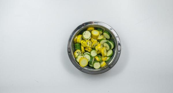 Wash zucchini and cut into slices. Pluck thyme and rosemary leaves and chop them finely. Mix zucchini slices, herbs, lemon juice, olive oil and pepper and marinate approx. 30 minutes.