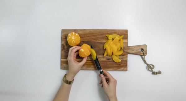 Fillet the oranges, peel the zest and the white skin and cut the orange fillets out of the intermediate skin with a sharp knife. Collect the juice.