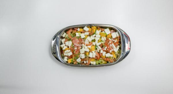 Arrange salad vegetables and fruit in a lasagnera, sprinkle with feta cheese and marinade.