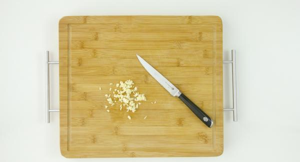 Chop the garlic and cut the fish into small pieces.