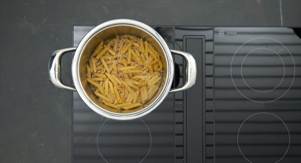 Mix the noodles with the broth in a pot and close with Secuquick softline. Place pot on stove and set at highest level. Switch on Audiotherm, enter approx. 1 minute cooking time in the Audiotherm, fit it on Visiotherm and turn it until the soft symbol appears.