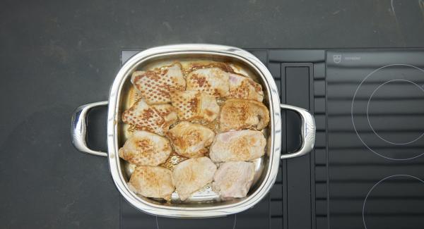 Turn the cutlets and roast again until the turning point at 90 °C is reached. Pluck the leaves from the parsley and chop finely.