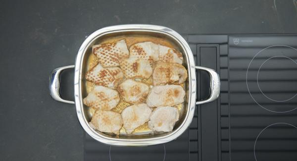 Turn the cutlets and roast again until the turning point at 90 °C is reached. Pluck the leaves from the parsley and chop finely.