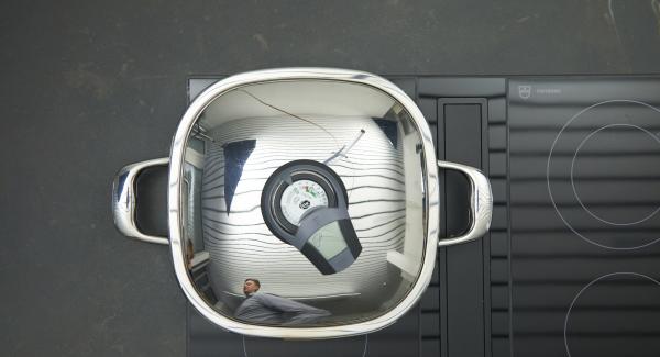 As soon as the Audiotherm beeps on reaching the roasting window, set at low level. Place cutlets in the pot and heat it up until the turning point at 90 °C is reached using Audiotherm.