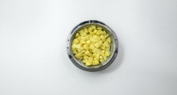 Peel onions and garlic and chop finely. Peel the potatoes and cut them into small cubes of approx. 1.5 cm.