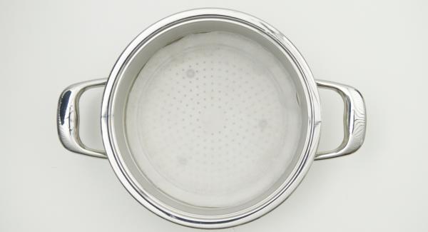 Cut out a circle of baking paper using the combi sieve insert or a 24 cm lid and place it in the combi sieve insert.