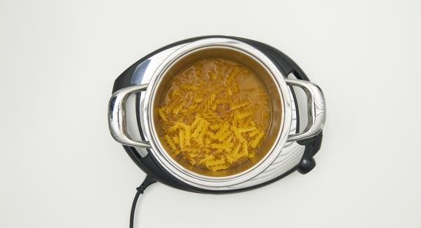 Mix noodles and vegetable broth in a pot and close with Secuquick softline. Set Navigenio at  "A", switch on Audiotherm, enter program "P" (= 20 seconds) at Audiotherm,  fit it on Visiotherm and turn it until the soft symbol appears.