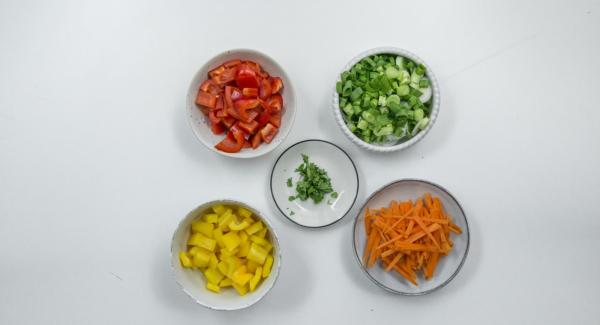 Clean the bell peppers and cut into small cubes. Clean the spring onions and cut them diagonally into rings. Peel the carrots and cut them into thin strips. Pluck the coriander leaves and chop finely.