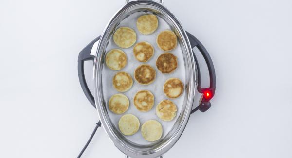 As soon as the Audiotherm beeps on reaching the carrot window, turn  the biscuits, enter approx. 1 minute cooking time in the Audiotherm and turn it until the carrot symbol appears.