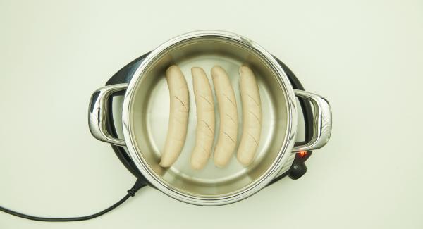 As soon as the Audiotherm beeps on reaching the roasting window, set at level 2 and place the sausages with the cut side up in the pot and place pot in inverted lid.