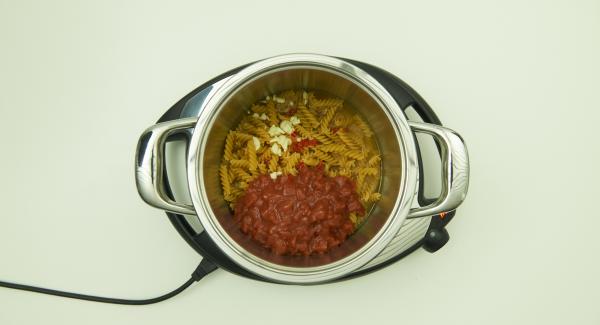 Put everything in a pot together with noodles, tomatoes and vegetable stock, mix well and close with Secuquick softline.