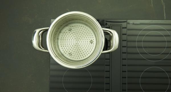 Pour water in Pot 20 cm 4.5 l with "NonSoloPasta" insert, place on stove and set it at highest level. When the water boils, add an handful of salt and cook the pasta as given on the package, then drain.