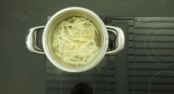 Pour water in Pot 20 cm 4.5 l with "NonSoloPasta" insert, place on stove and set it at highest level. When the water boils, add an handful of salt and cook the pasta as given on the package, then drain.