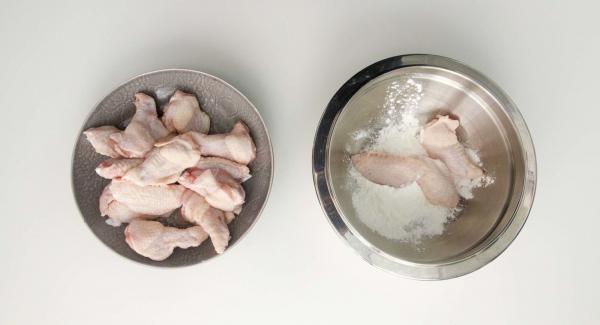 Roll wings in flour, then take them out and remove excess flour by tapping.