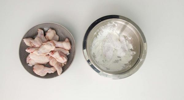 Roll wings in flour, then take them out and remove excess flour by tapping.