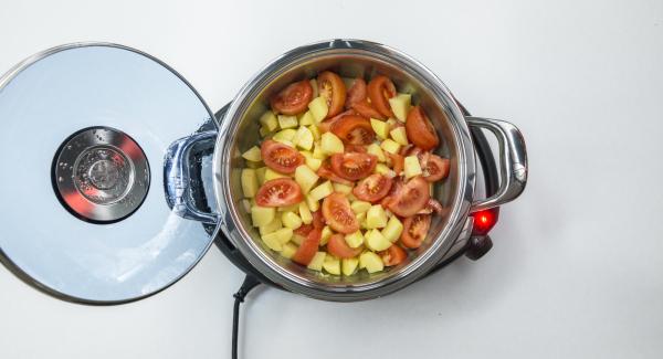 Add the potatoes and tomatoes and mix well. Set Navigenio to  "A", enter approx. 15 minutes cooking time in the Audiotherm, fit it on Visiotherm and turn until the vegetable symbol appears.