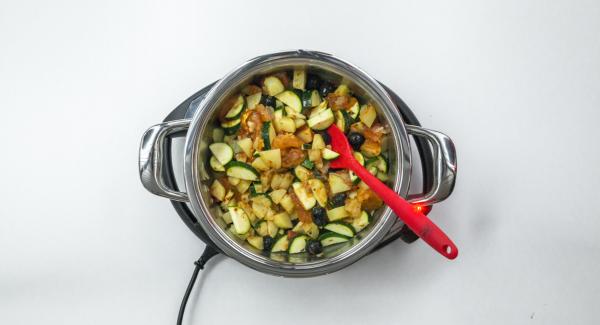 Fold in olives, zucchini, oregano and tomato puree, set Navigenio to  "A". Enter approx. 5 minutes cooking time at the Audiotherm and finish cooking in the vegetable area.
